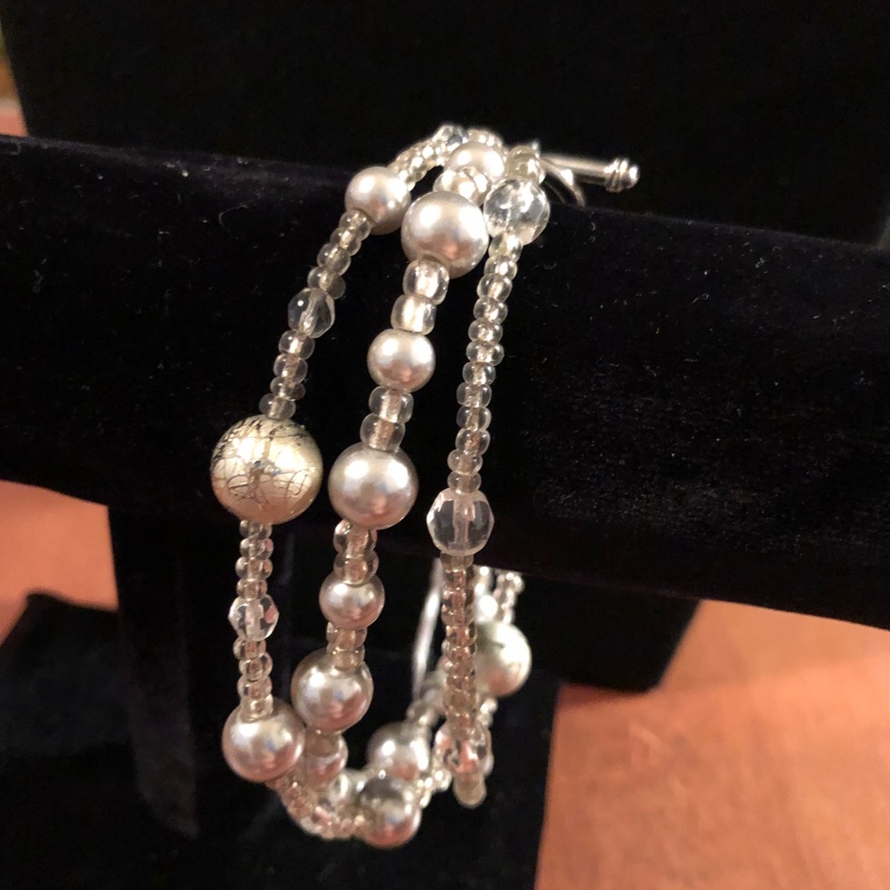 Triple strand bracelet: grey/silver beads & pearls